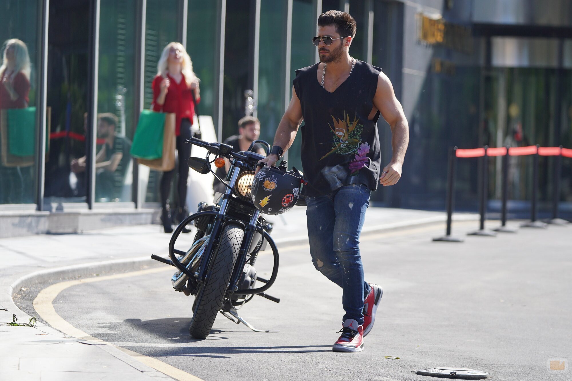 Can Yaman, en una secuencia de' El hombre equivocado'
