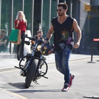 Can Yaman, en una secuencia de' El hombre equivocado'