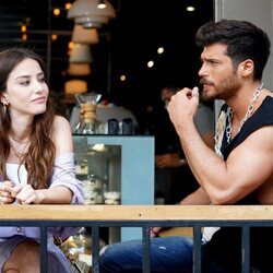 Özge Gürel y Can Yaman, en 'El hombre equivocado'