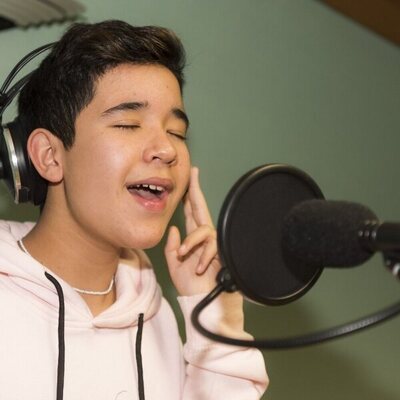 Levi Díaz grabando el tema grupal para Eurovisión Junior 2021