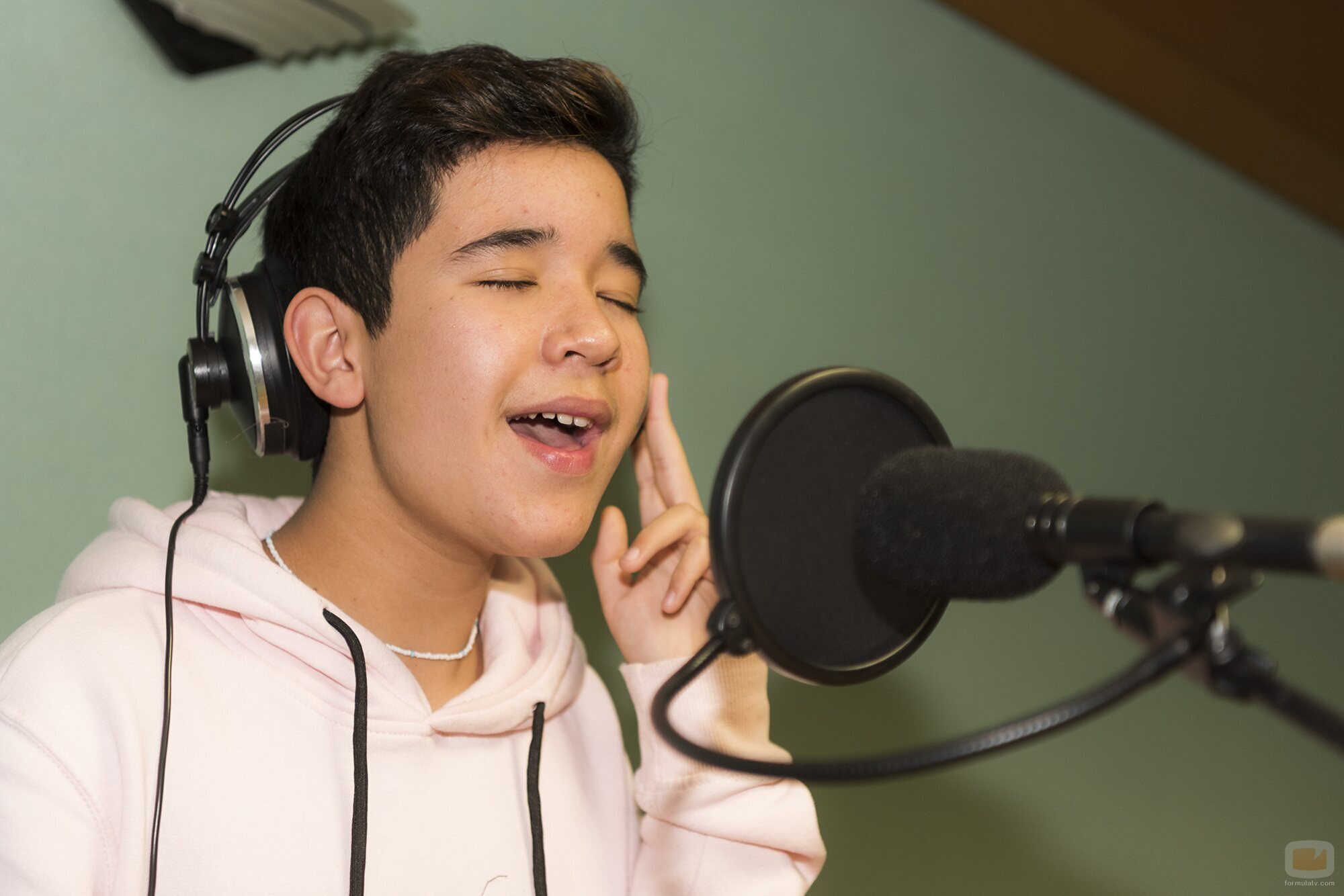 Levi Díaz grabando el tema grupal para Eurovisión Junior 2021
