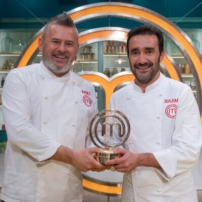 Miki Nadal y Juanma Castaño posan con el premio de 'MasterChef Celebrity 6'