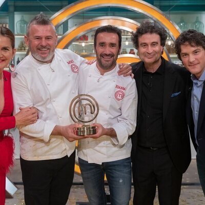 Miki Nadal y Juanma Castaño posan con los jueces de 'MasterChef Celebrity 6'