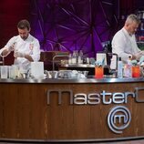 Juanma Castaño y Miki Nadal durante el duelo final de 'MasterChef Celebrity 6'