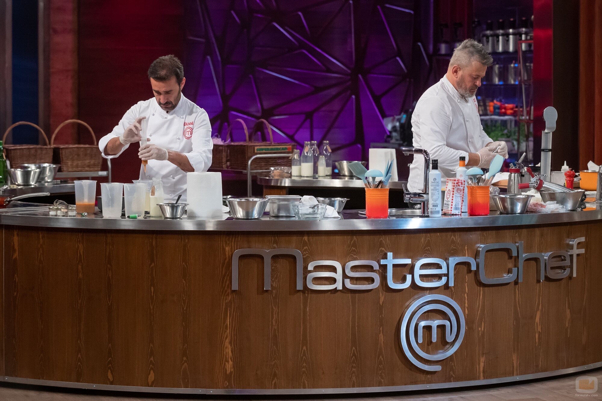 Juanma Castaño y Miki Nadal durante el duelo final de 'MasterChef Celebrity 6'