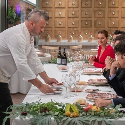 Miki Nadal presenta su menú en el duelo final de 'MasterChef Celebrity 6'