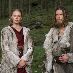 Frida Gustavsson y Sam Corlett en 'Vikings: Valhalla'