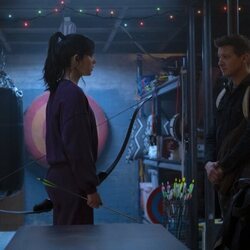 Kate Bishop y Clint Barton en 'Ojo de Halcón'