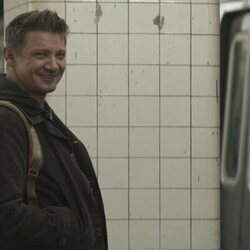 Clint Barton sonríe en 'Ojo de Halcón'