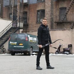 Clint Barton sujeta su arco en 'Ojo de Halcón'