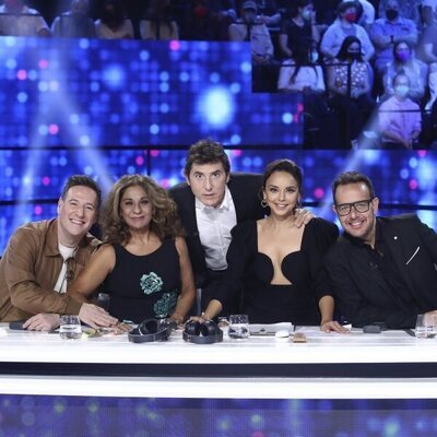 Manel Fuentes y el jurado posan en la gala 5 de 'Tu cara me suena 9'