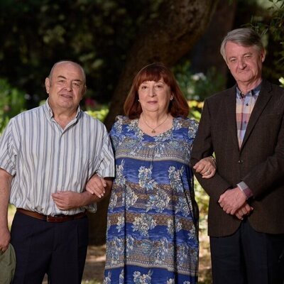 Richard Collins-Moore, Empar Ferrer y Vicente Gil, en la tercera temporada de 'El pueblo'