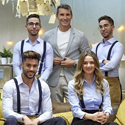 Jesús Vázquez posa con los camareros de 'First Dates Café'