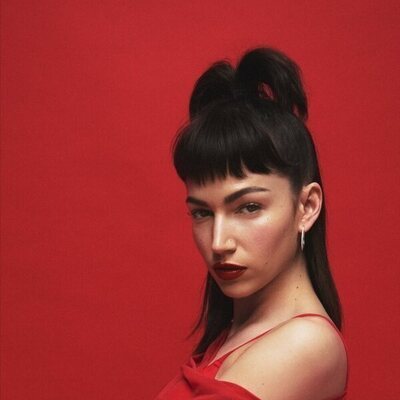 Posado promocional de Úrsula Corberó del volumen 2 de la parte 5 de 'La Casa de Papel'