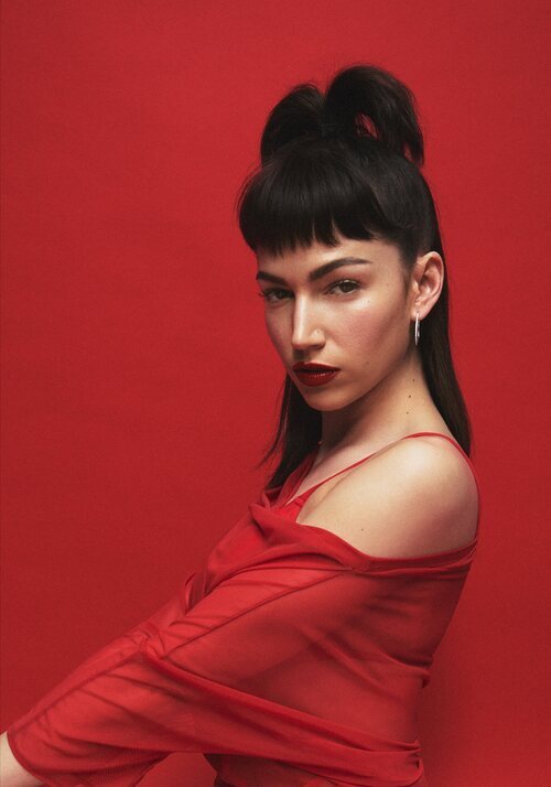 Posado promocional de Úrsula Corberó del volumen 2 de la parte 5 de 'La Casa de Papel'