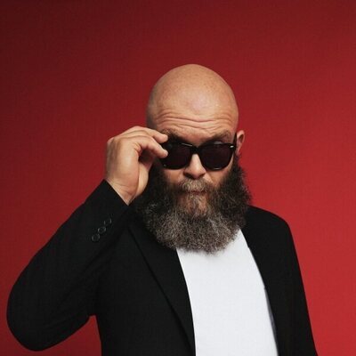 Posado promocional de Darko Peric para 'La Casa de Papel' en la parte 5 (volumen 2)