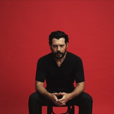 Posado promocional de Álvaro Morte para 'La Casa de Papel' en la parte 5 (volumen 2)