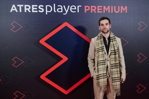 Carlos Alcaide, frente a la prensa en la alfombra roja de Atresplayer Premium
