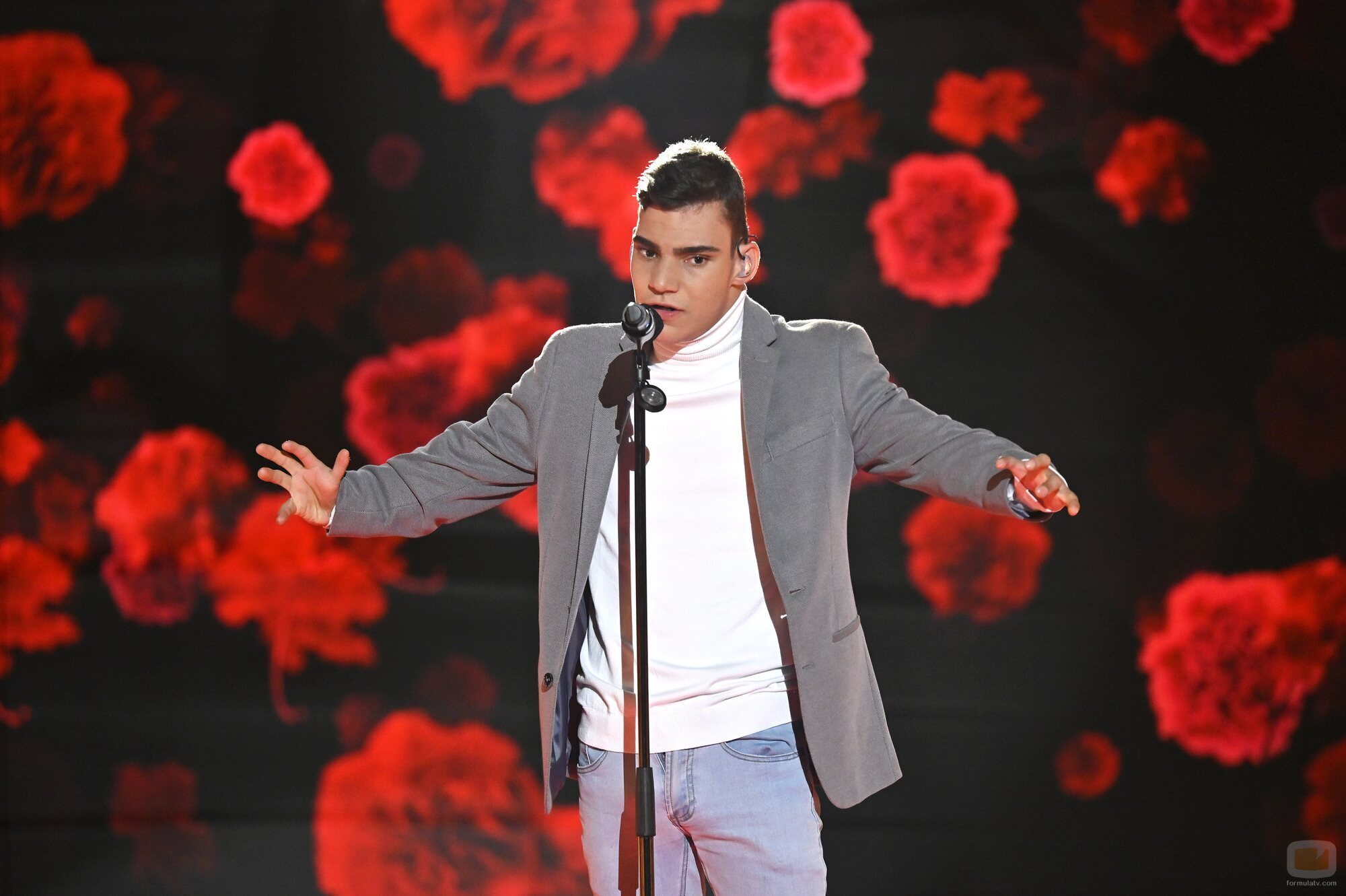 Adrián Martín, cantando en 'El último viaje de Rocío'