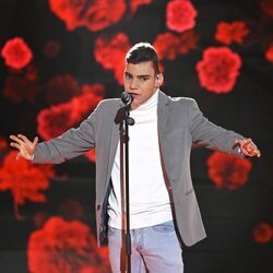 Adrián Martín, cantando en 'El último viaje de Rocío'