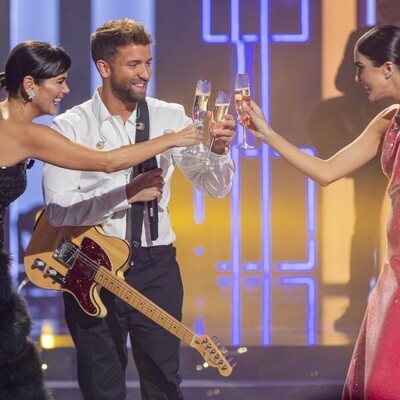 Elena S. Sanchez, Pablo Alborán y Rocío Muñoz, brindando en '¡Feliz 2022!'