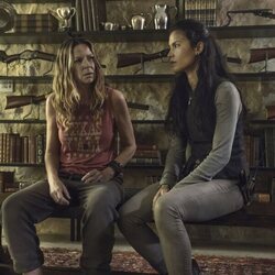 Mo Collins y Danay García, en la séptima temporada de 'Fear The Walking Dead'