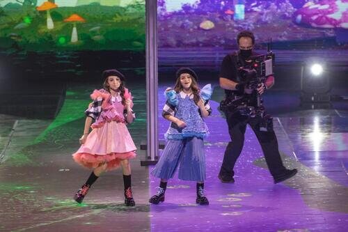 Jovana y Dunja, cantando en Eurovisión Junior 2021