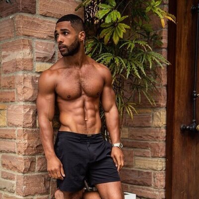 Lucien Laviscount posa sin camiseta