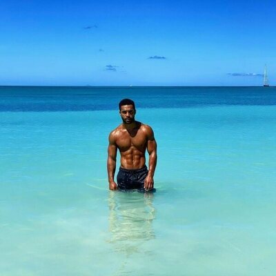 Lucien Laviscount posa en bañador en aguas cristalinas