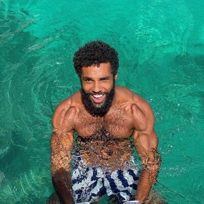 Lucien Laviscount sonríe a cámara durante su baño