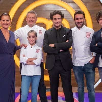 Los miembros del jurado de 'Masterchef Junior 9' posan junto a Miki Nadal, Juanma Castaño y Aurora