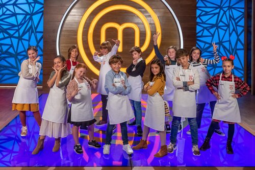 Los 12 concursantes de 'MasterChef Junior 9' posan en las cocinas