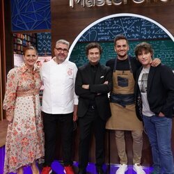 Los jueces de 'MasterChef Junior 9' junto a Florentino Fernández y Jordi Morera