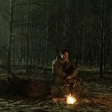 Gus Halper, ante una hoguera en la séptima temporada de 'Fear The Walking Dead'