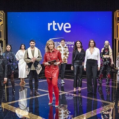 Eva Mora y María Eizaguirre, junto a los 13 aspirantes del Benidorm Fest