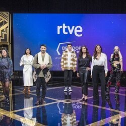 Los 14 aspirantes del Benidorm Fest posan juntos en el plató