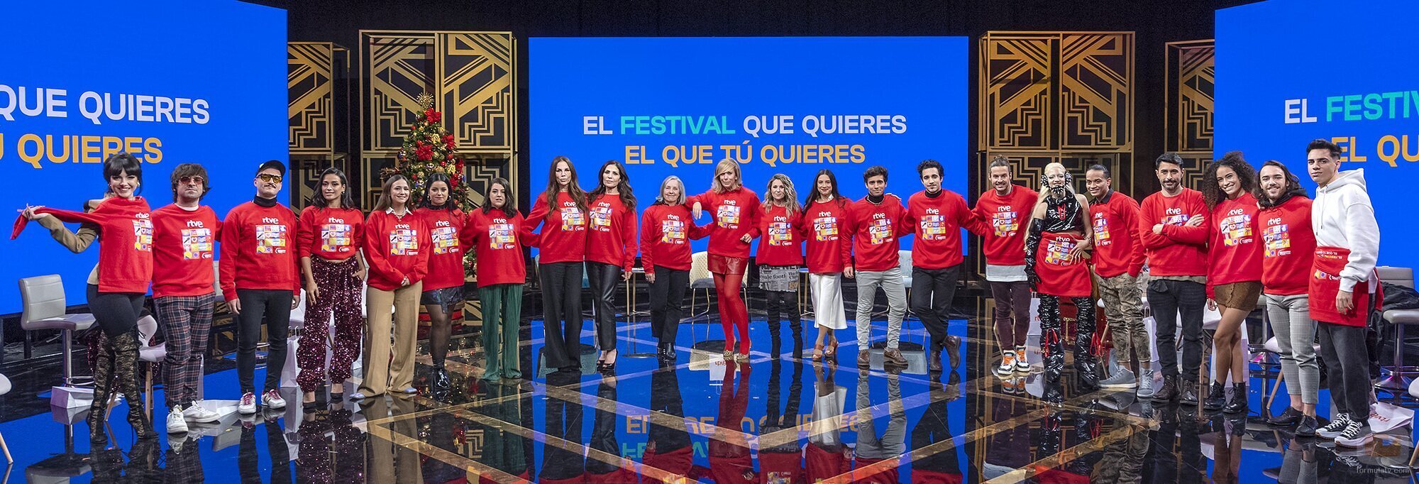 Los 14 aspirantes del Benidorm Fest posan con Eva Mora y María Eizaguirre