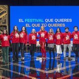 Los 14 aspirantes del Benidorm Fest posan con Eva Mora y María Eizaguirre