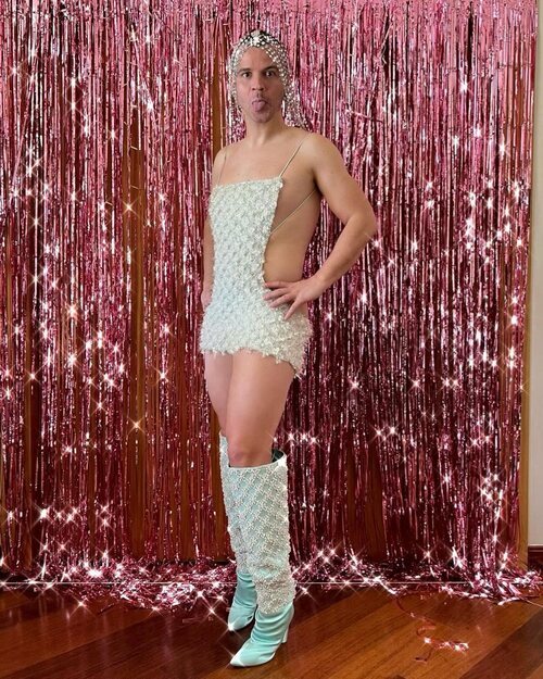 Dabiz Muñoz posa con el vestido de Cristina Pedroche de las Campanadas 2020-2021