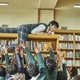 Yoon Chan-young escapa de los zombis en 'Estamos muertos'