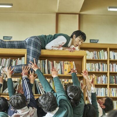 Yoon Chan-young escapa de los zombis en 'Estamos muertos'