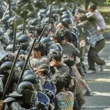 La policía intenta detener a los zombis en 'Estamos muertos'