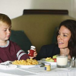 Kate Austen cuida de Aaron, el hijo de Claire en 'Perdidos'