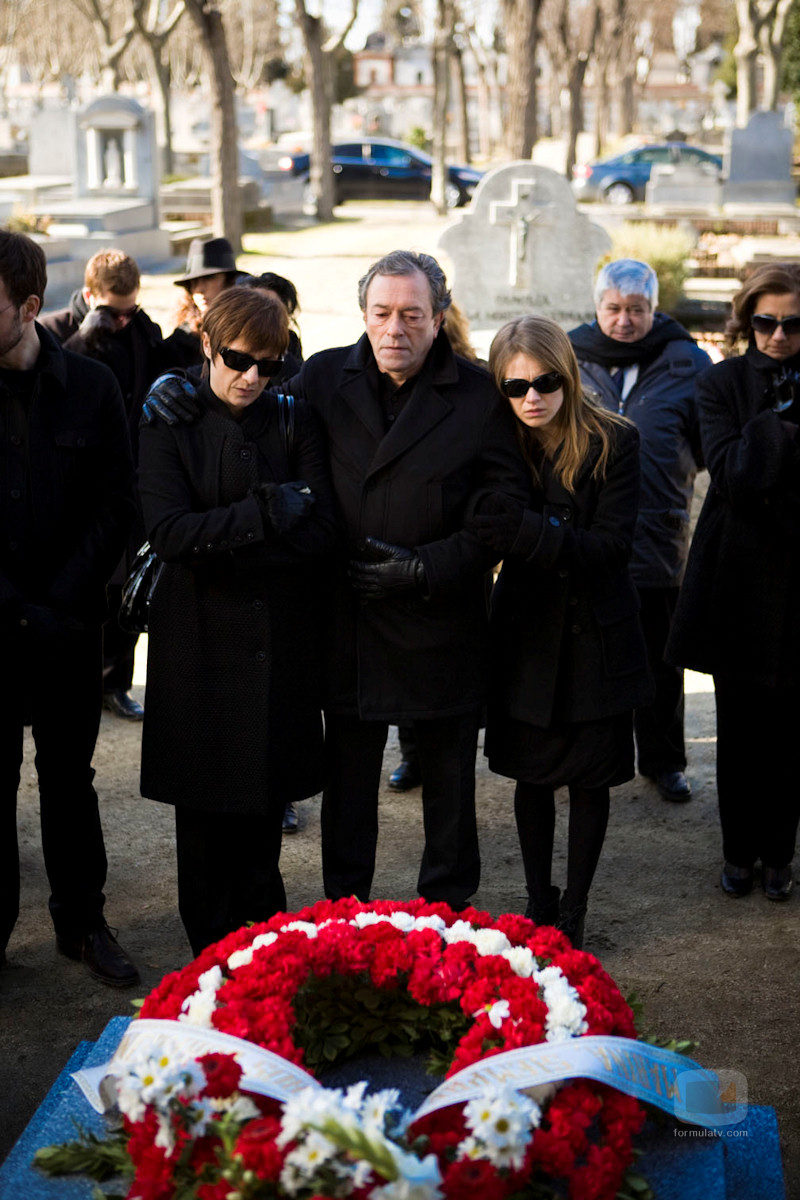 Rosa Ballester y su familia en el funeral de su hija Marina en 'Acusados'