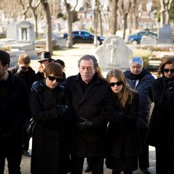 Rosa Ballester y su familia en el funeral de su hija Marina en 'Acusados'