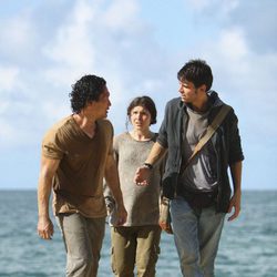 Robert y Danielle hablan con Jin en 'Lost'