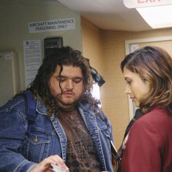 Hugo junto a una azafata en el episodio "316" de 'Perdidos'