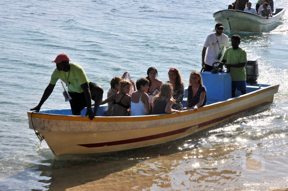 Los consursante de Supervivientes 2009 llegan en barca a la isla