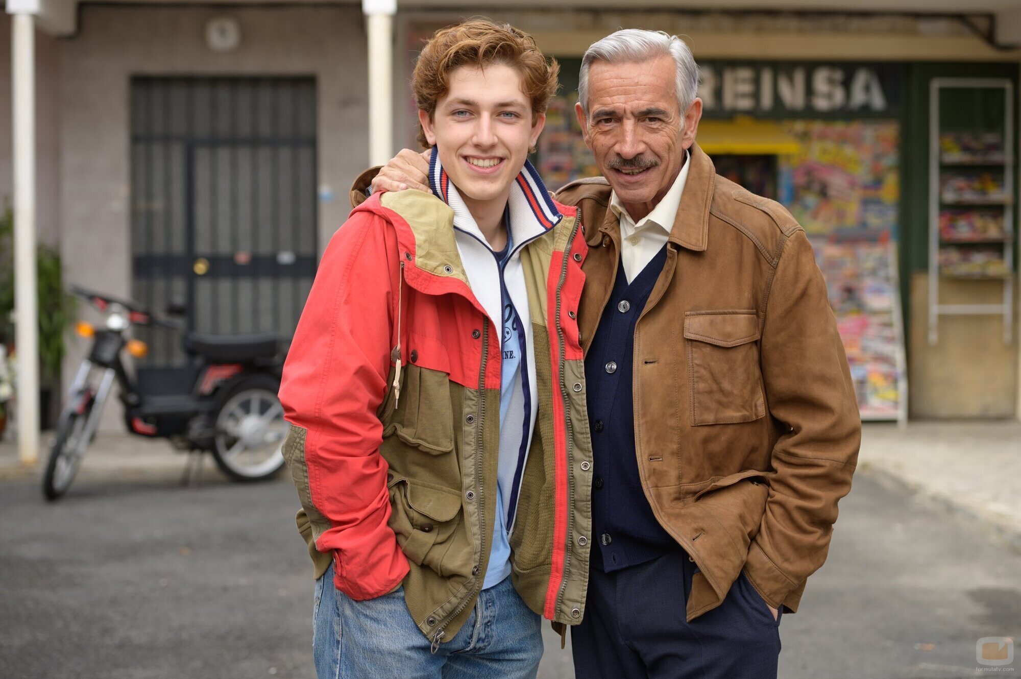 Asier Valdestilla e Imanol Arias en la temporada 22 de 'Cuéntame'