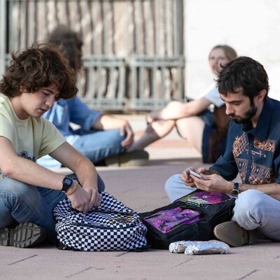 Oriol y Luis en el 22x01 de 'Cuéntame cómo pasó'